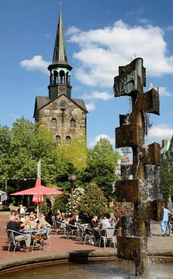 Wasserbrunnen in der Innenstadt von Wunstorf Der Wasserbrunnen in der Innenstadt von Wunstorf an einem sonnigen Tag