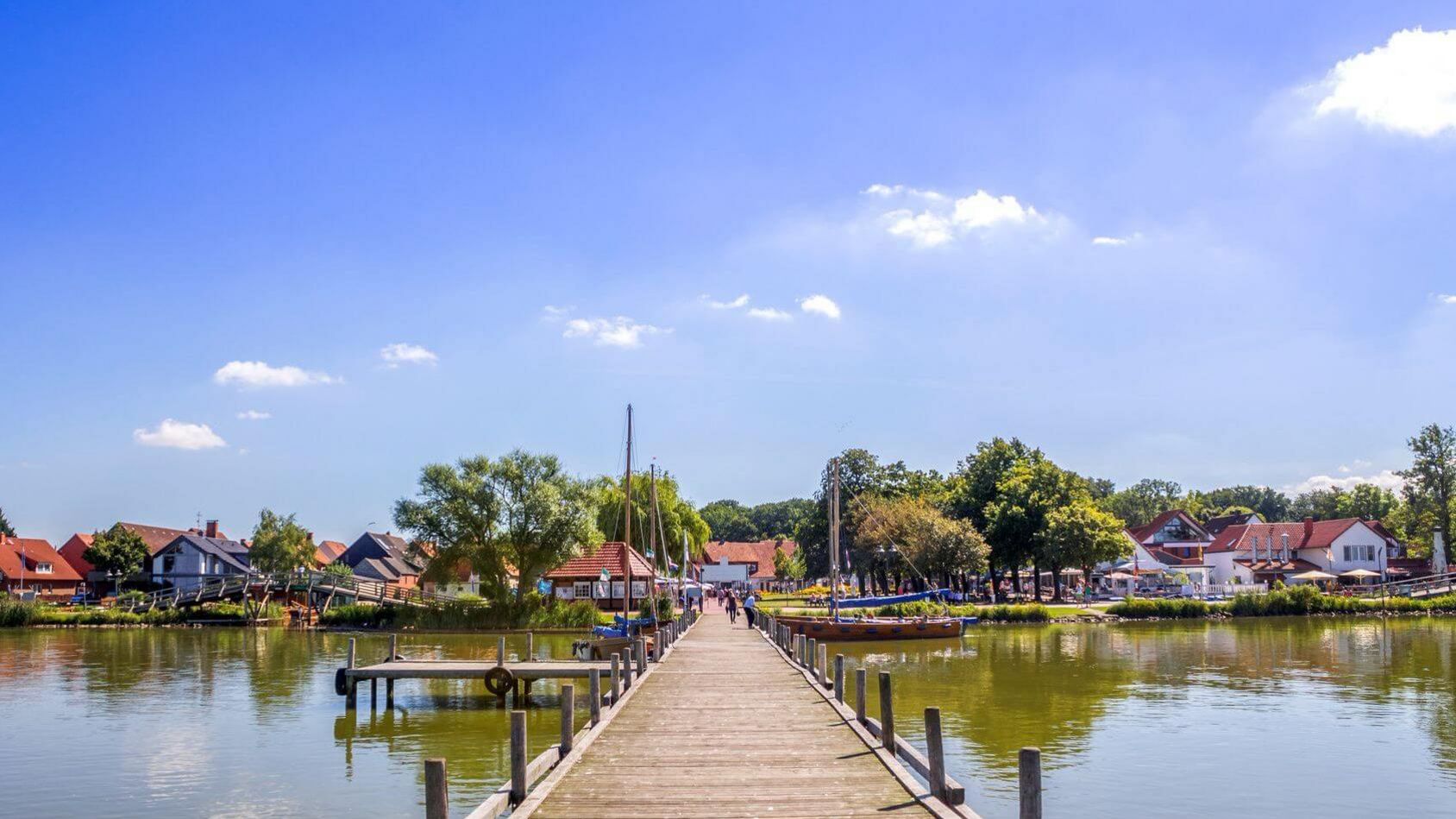 Südufer Blick auf Promenade Blick über einen langen Steg am Südufer auf die Promenade in Steinhude