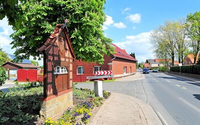 Großenheidorn Ortsdurchgang Gezeigt wird die Hauptdurchfahrtsstraße in Großenheidorn Richtung Klein Heidorn/Neustadt am Rübenberge