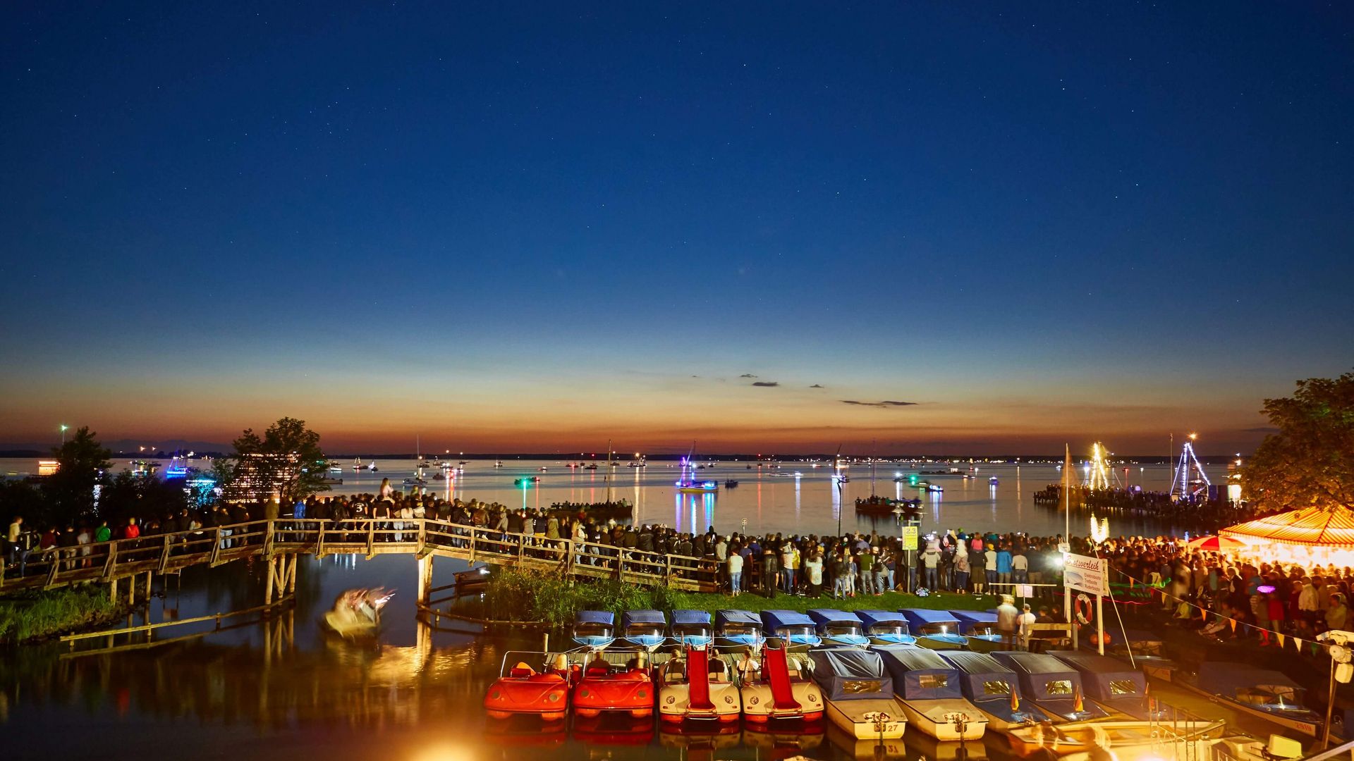 Beim Festlichen Wochenende gibt es einen illuminierten Bootskorso vor der Promenade