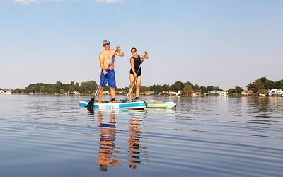 Aloha-Feeling Ein junger Herr und eine junge Dame machen Stand Up Paddling auf dem Steinhuder Meer