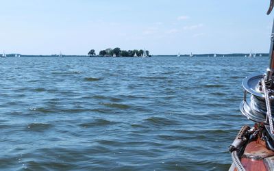 Auswanderer auf dem Weg zum Wilhelmstein Ein Auswanderer auf dem Weg zum Wilhelmstein mit Blick über die Wasseroberfläche des Steinuder Meers