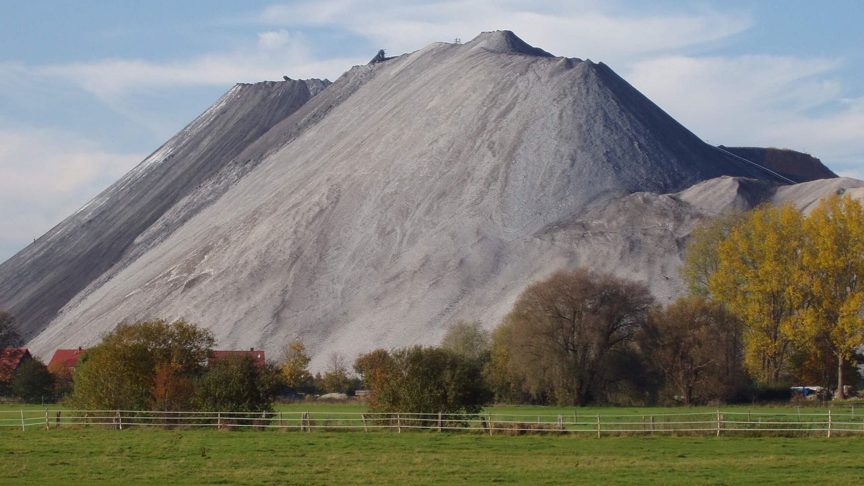 Kaliberg in Bokeloh Der Kaliberg in Bokeloh hinter einer grünen Wiese