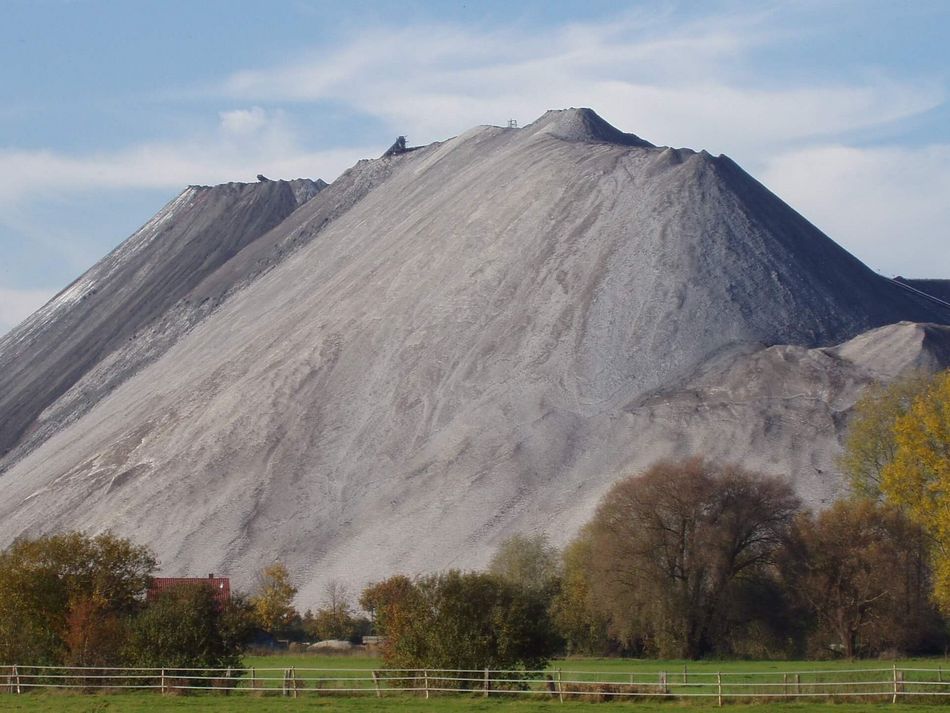 Kaliberg in Bokeloh Der Kaliberg in Bokeloh hinter einer grünen Wiese