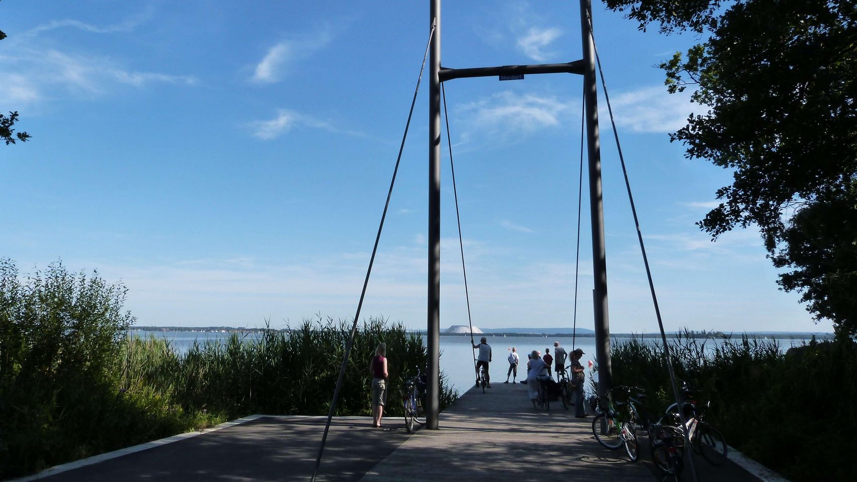 Sehbrücke Mardorf Auf der Sehbrücke in Mardorf befinden sich Spaziergänger und Radfahrer