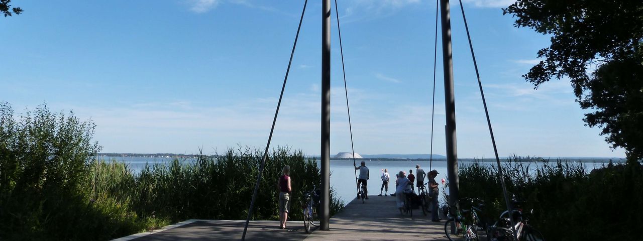 Sehbrücke Mardorf Auf der Sehbrücke in Mardorf befinden sich Spaziergänger und Radfahrer