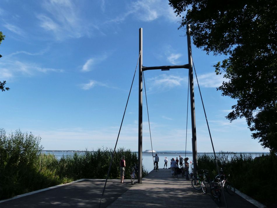 Sehbrücke Mardorf Auf der Sehbrücke in Mardorf befinden sich Spaziergänger und Radfahrer