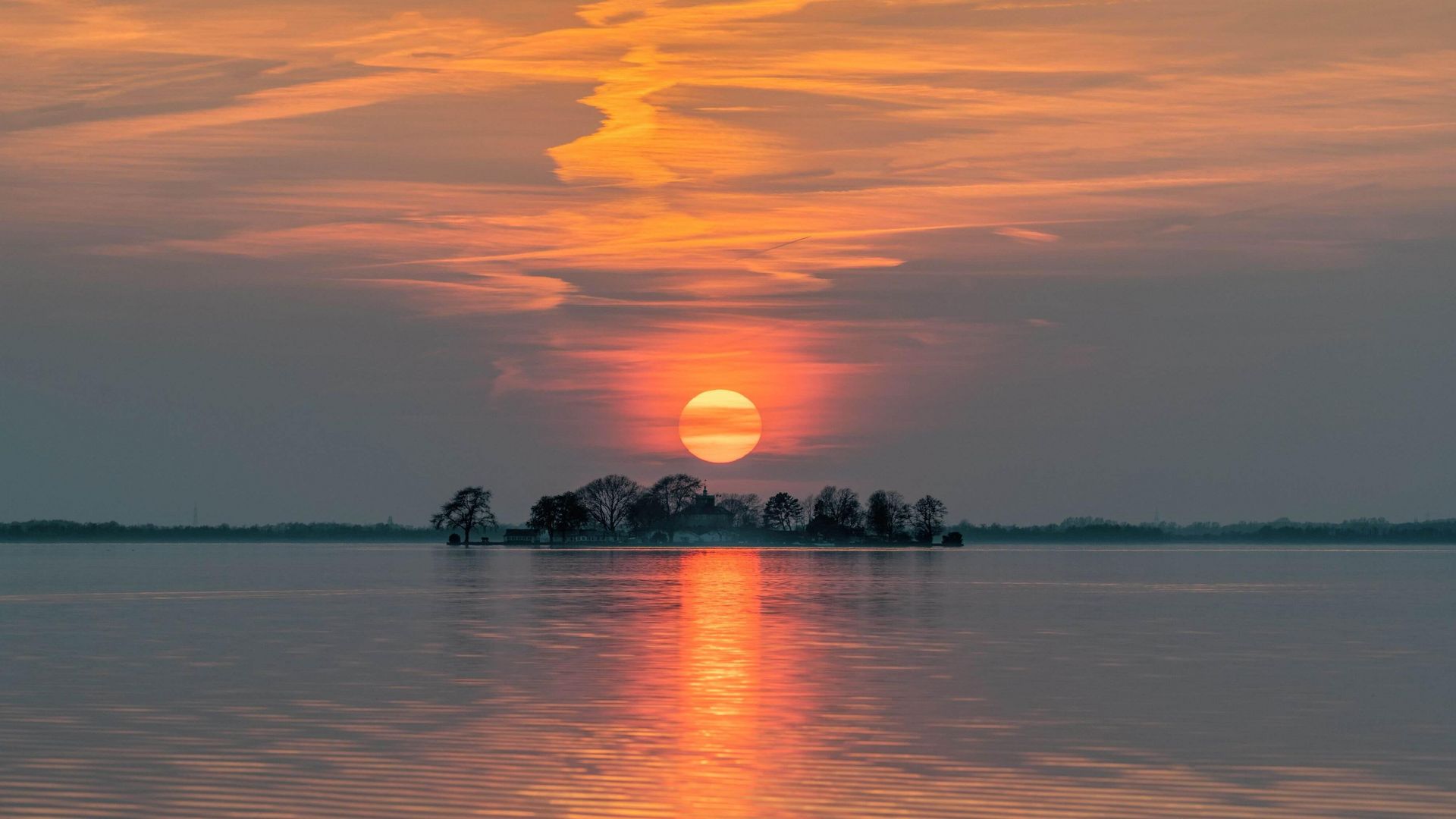 Die Sonne steht über der Insel Wilhelmstein