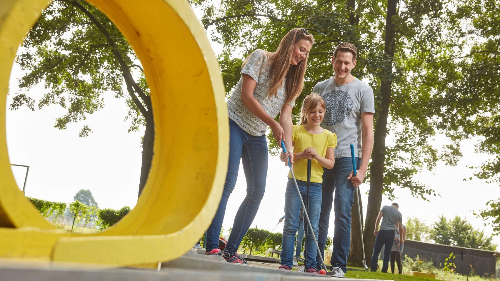 Familie Minigolf Eine Familie spielt Minigolf in Steinhude