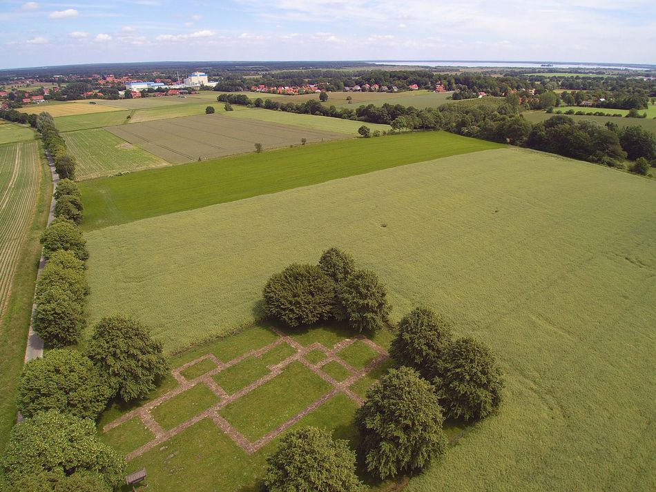 Asbeke Rehburg Das Bild zeigt die grüne Stiftsanlage Asbeke in den Rehburger Bergen