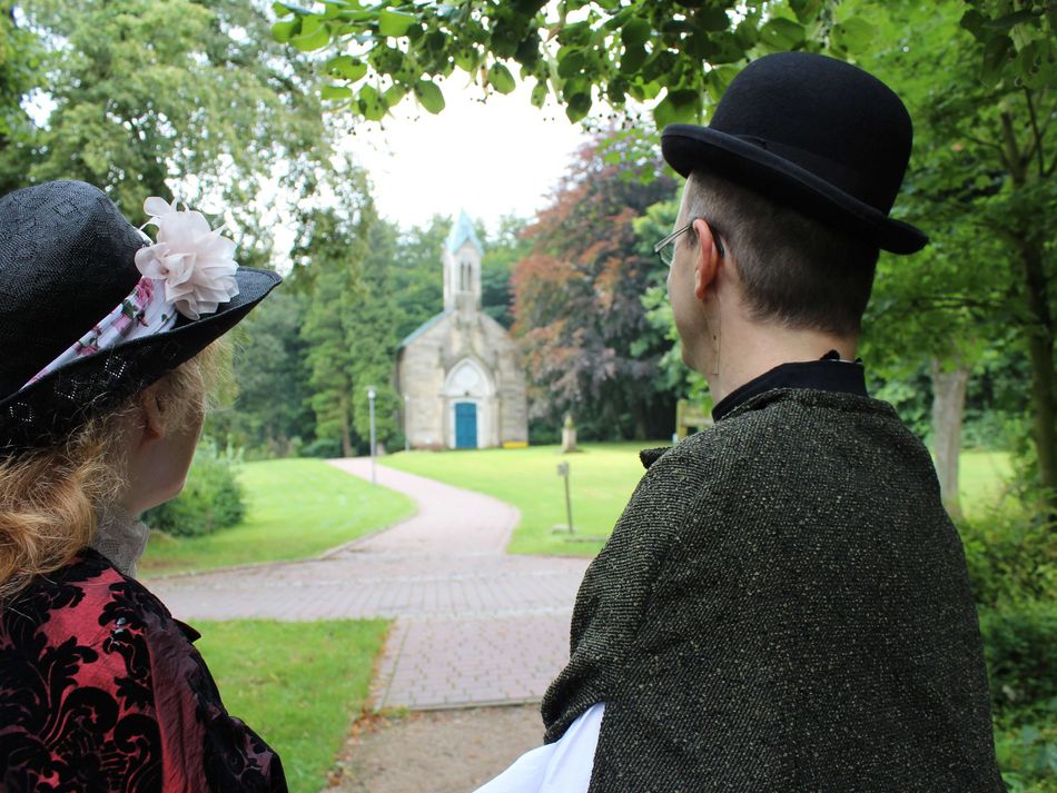 Gästeführungen Rehburg-Loccum Eine Gästeführerin und ein Gästeführer nehmen Sie mit auf eine spannende Führung.