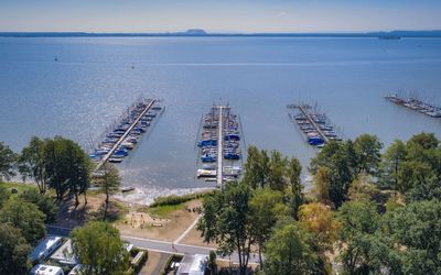 Stege in Mardorf Am Nordufer in Mardorf liegen viele Boote an den Stegen