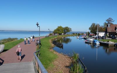 Promenade Steinhude Auf der Promenade in Steinhude geniessen die Besucher das sonnige Wetter und das ruhige Steinhuder Meer
