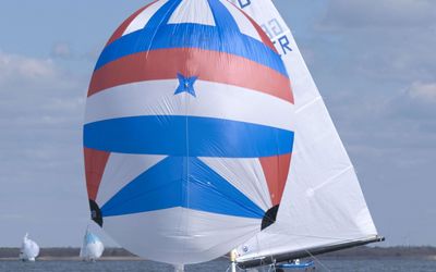 Ein Boot mit Ballonsegel auf dem Steinhuder Meer Ein Boot mit einem großen Ballonsegel fährt auf dem Steinhuder Meer