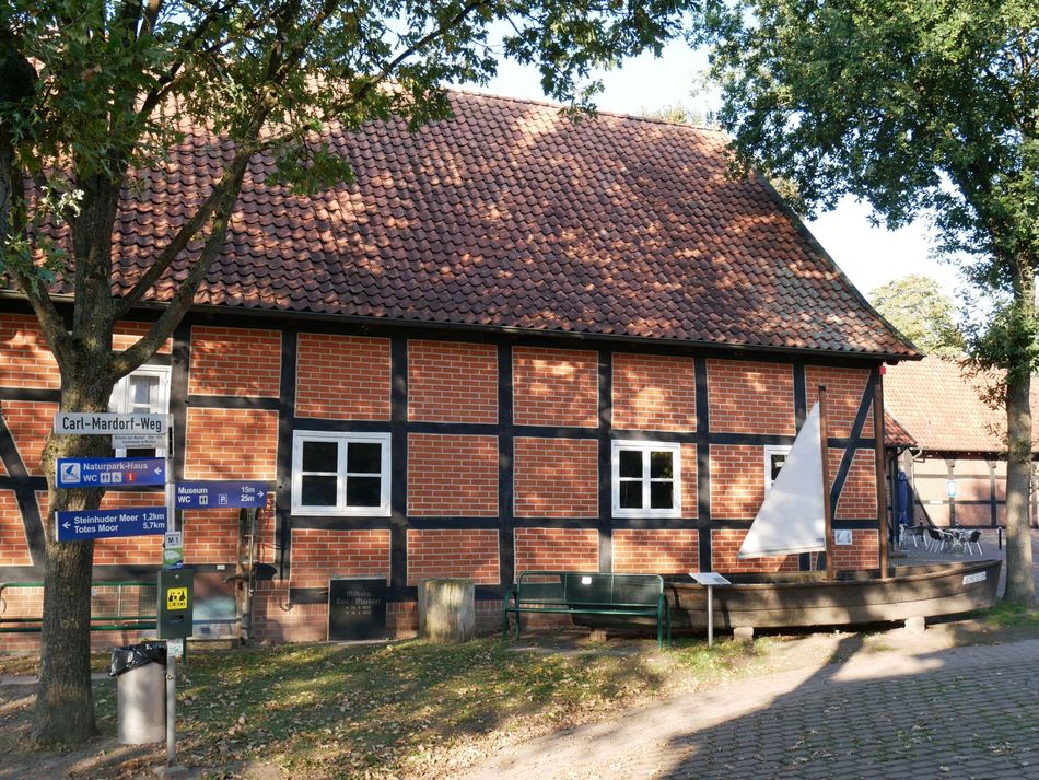 Heimatmuseum Mardorf Vor dem Heimatmuseum in Mardorf steht ein Torkahn und verschiedene Wegweiser zeigen den richtigen Weg an