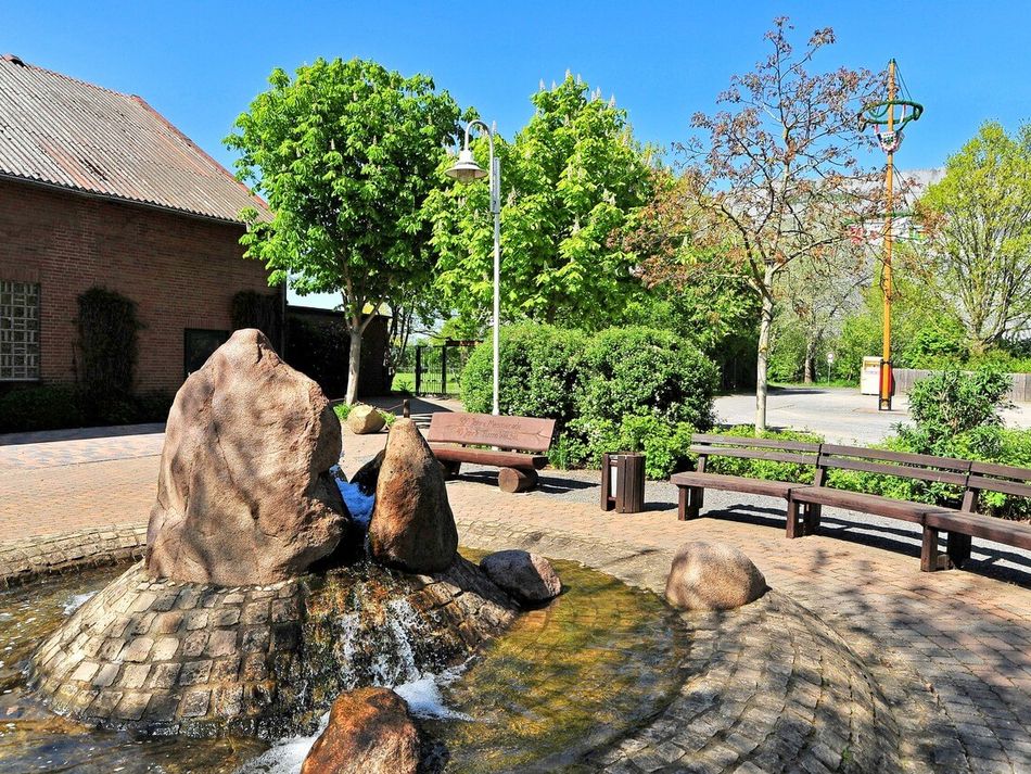 Dorfplatz vor der Mehrzweckhalle in Mesmerode Dorfplatz vor der mehrzweckhalle in Mesmerode