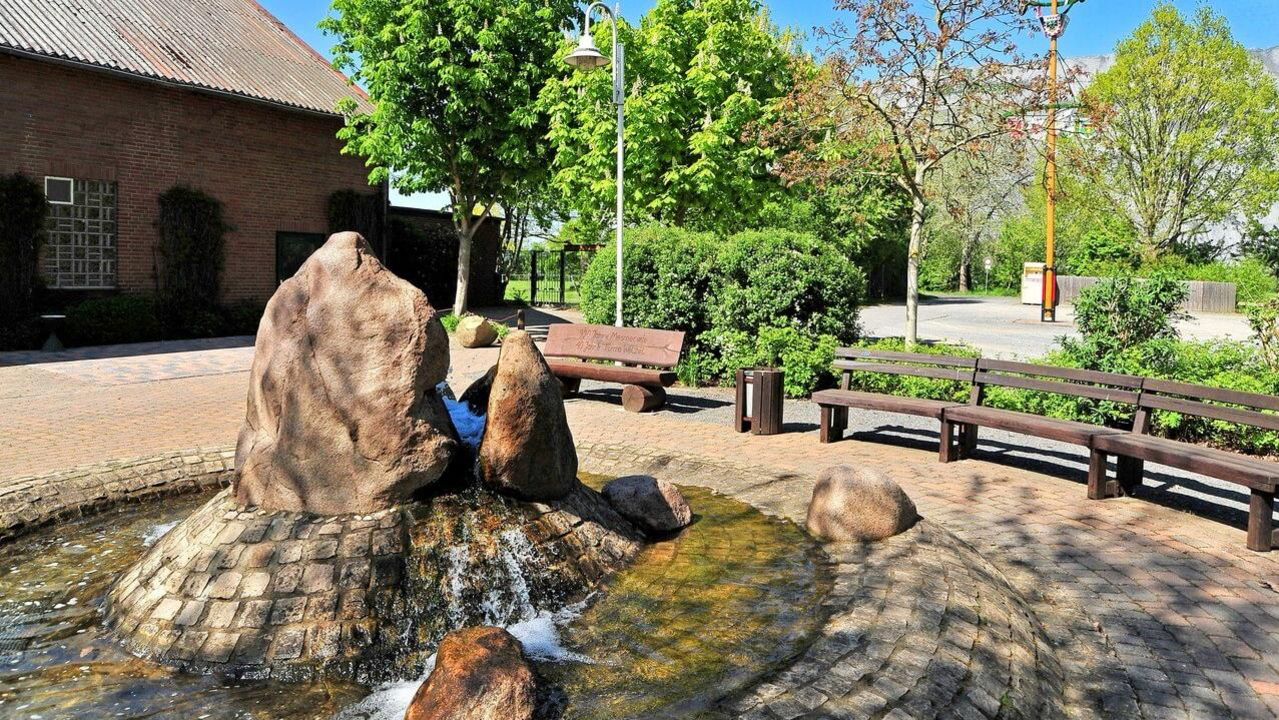 Dorfplatz vor der Mehrzweckhalle in Mesmerode Dorfplatz vor der mehrzweckhalle in Mesmerode