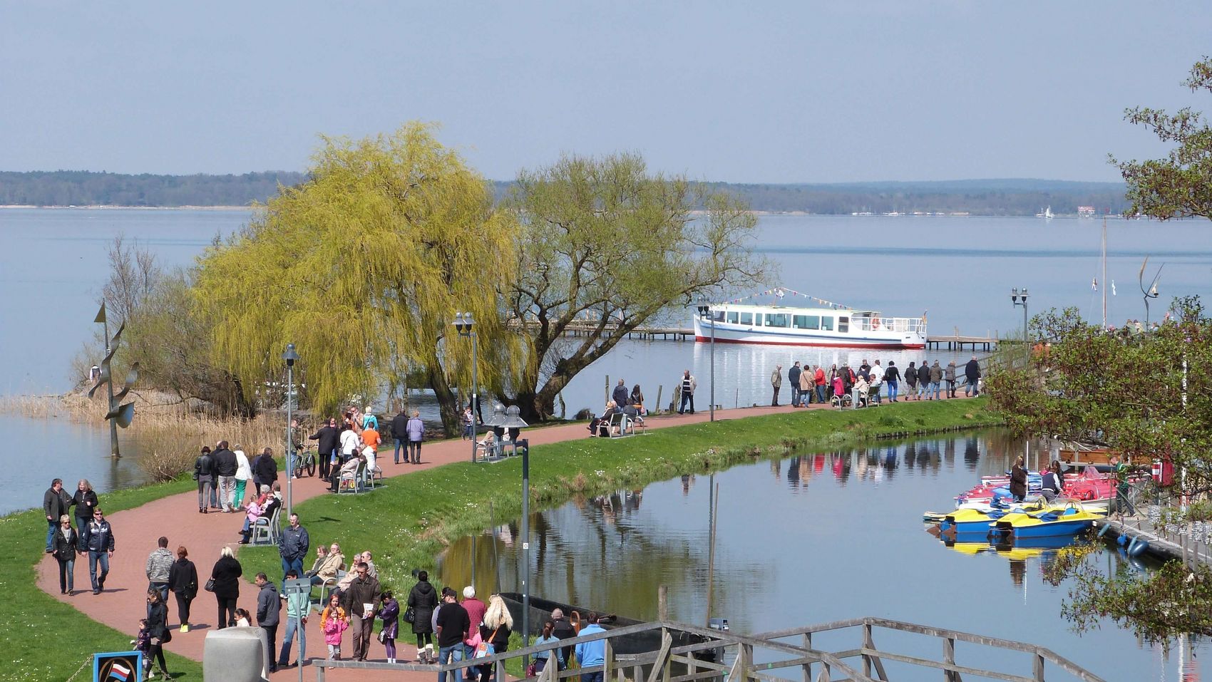 Uferpromande in Steinhude Auf der Uferpromande in Steinhude tummeln sich an einem warmen Frühlingstag unzählige Besucher
