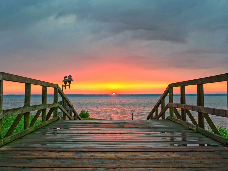 Blick über die Brücke zur Abendzeit Blick über die Brücke. Im Hintergrund geht die Sonne unter