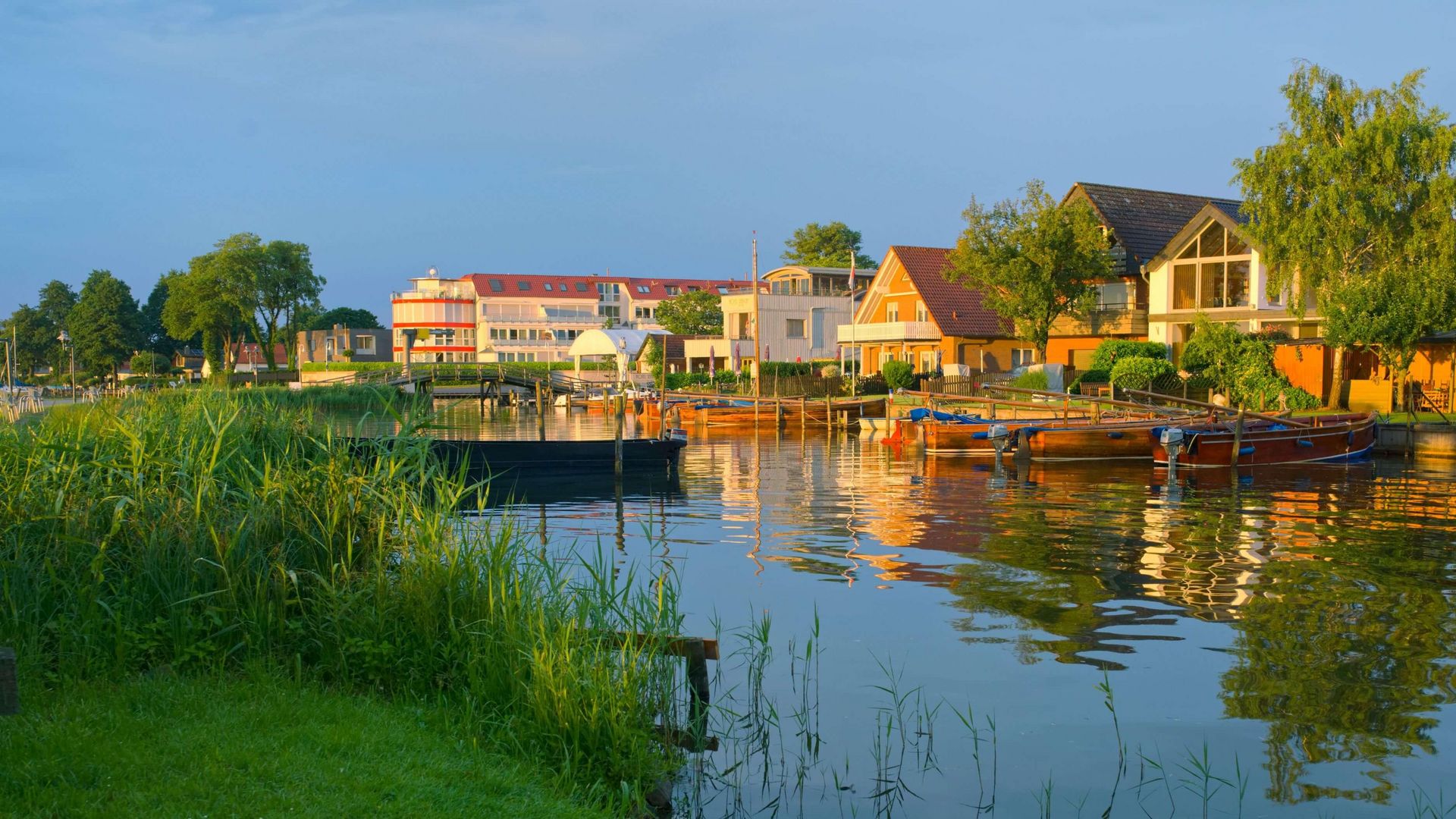 Vom Promenadenbereich aus blickt man Auswanderer und einen Torfkahn