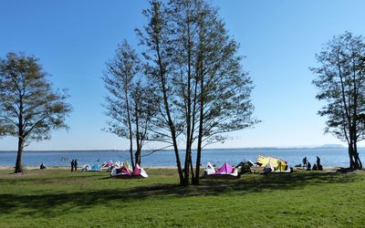 Kitestrand Mardorf Auf dem Surf- und Kitestrand ist an einem schönen Sommertag viel los