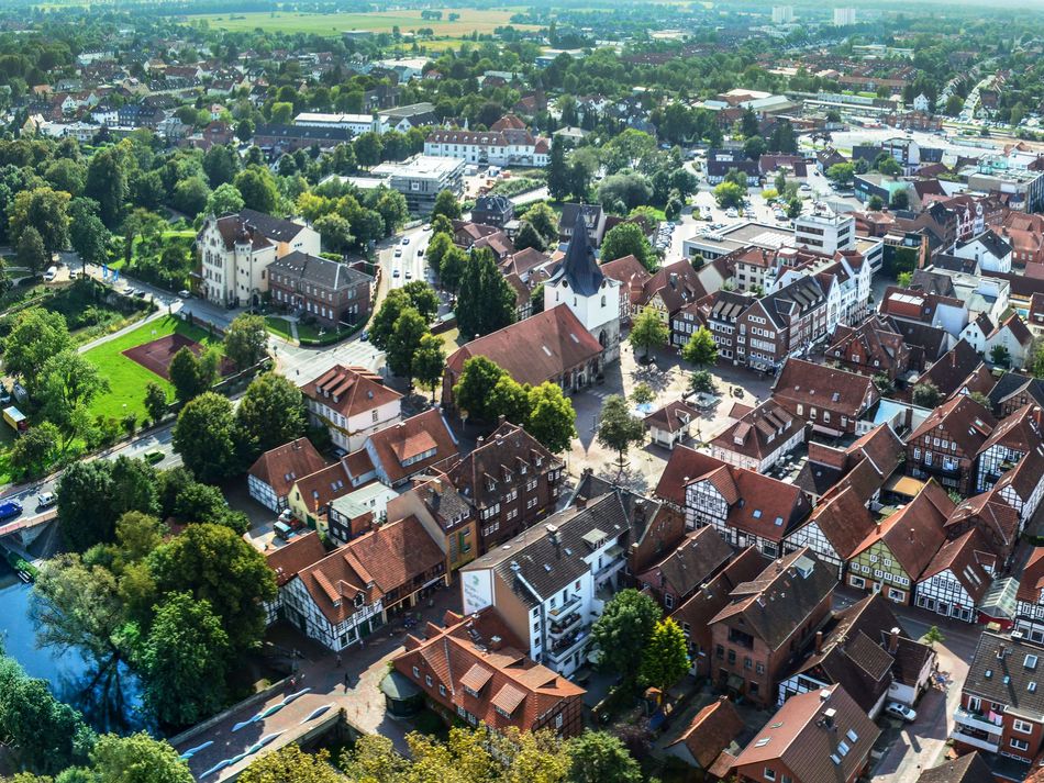 Luftbild der Stadt Neustadt am Rübenberge Das Luftbild zeigt an einem sonnigen Tag die Stadt Neustadt am Rübenberge von oben