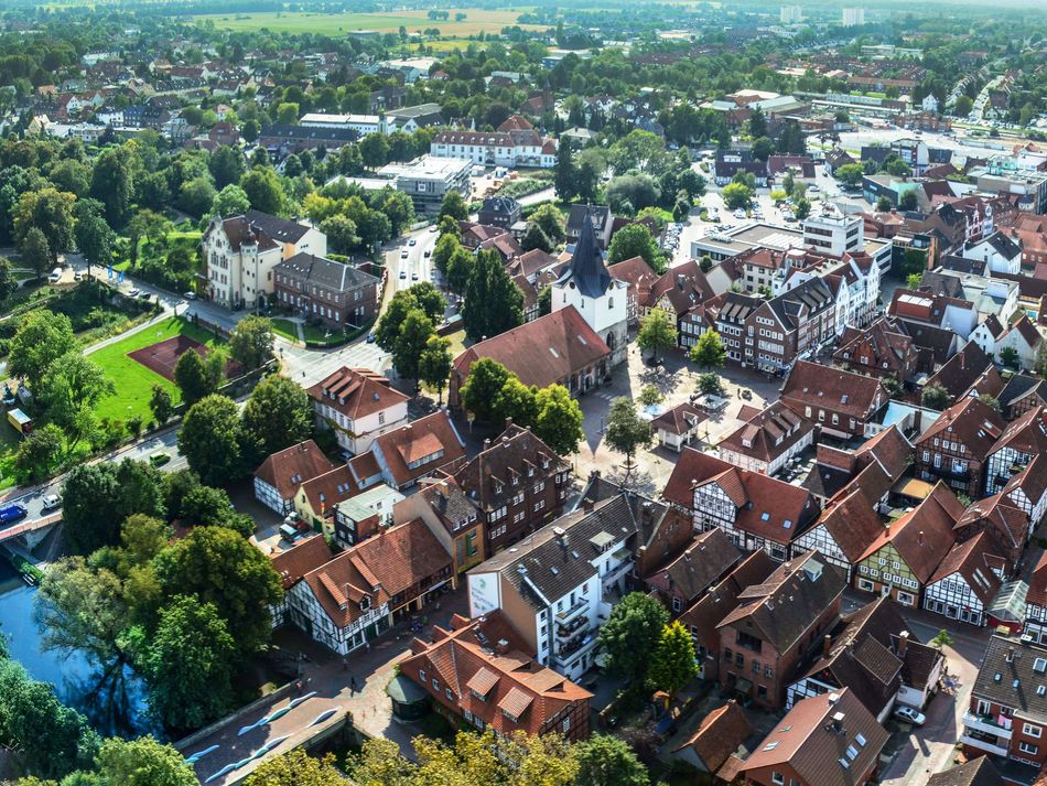 Luftbild der Stadt Neustadt am Rübenberge Das Luftbild zeigt an einem sonnigen Tag die Stadt Neustadt am Rübenberge von oben