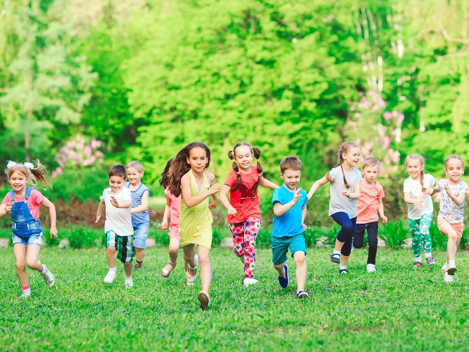 Kindergruppe Eine Kindergruppe spielt und läuft in der Natur