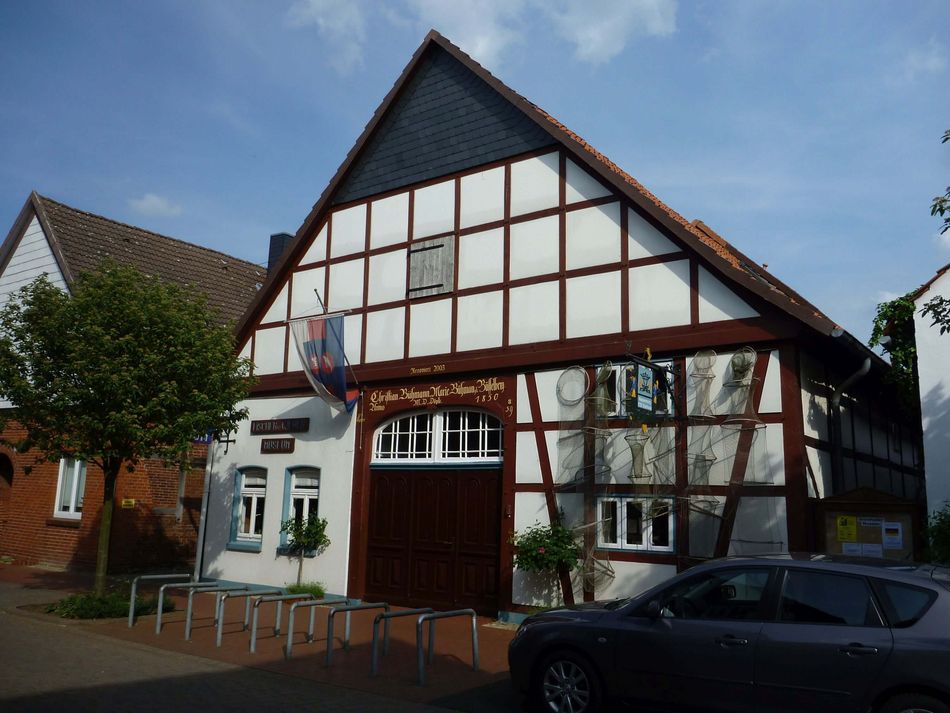Steinhuder-Museen Vorderansicht Fachwerk der Steinhuder Mussen mit Fischernetzen