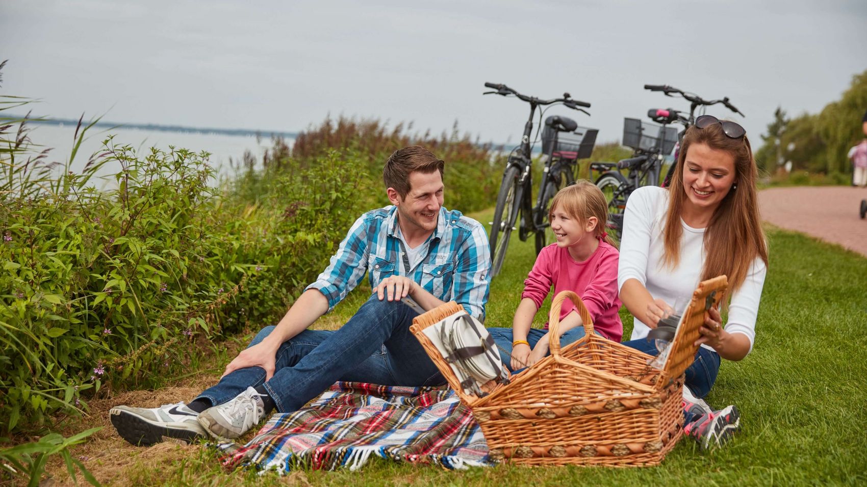 Familie Picknick Promenade Eine Familie macht ein Picknick an der Promenade in Steinhude