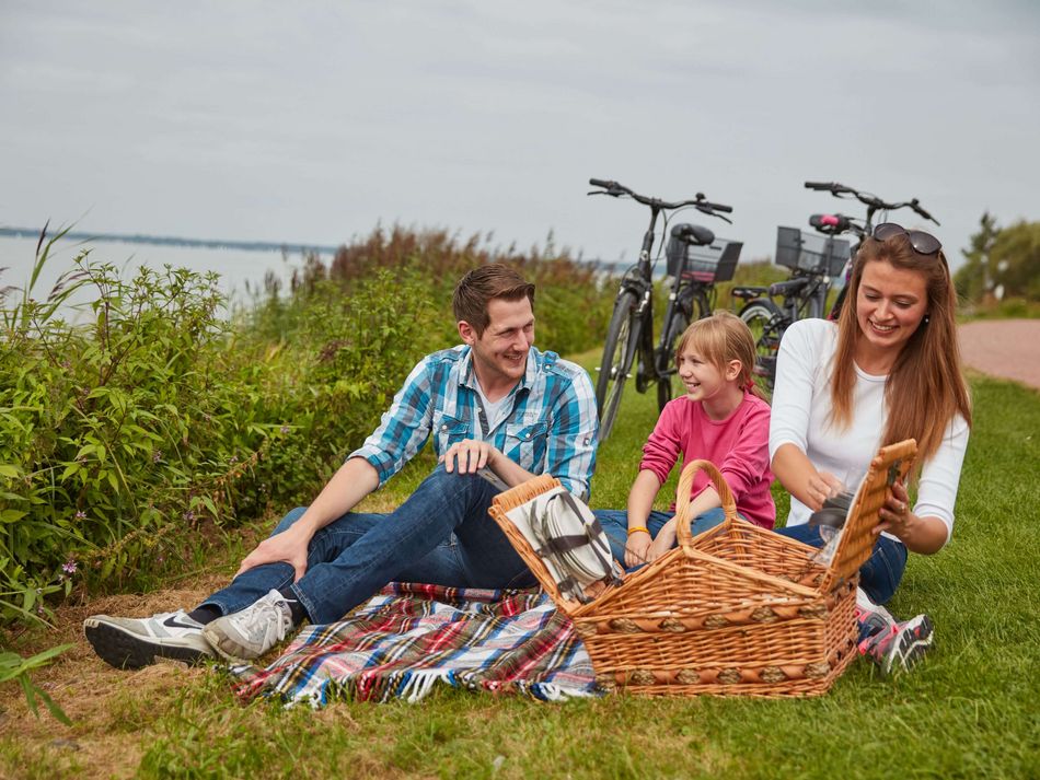 Familie Picknick Promenade Eine Familie macht ein Picknick an der Promenade in Steinhude