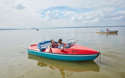 Paar Tretboot Entspannung Ein Paar entspannt auf einem Tretboo