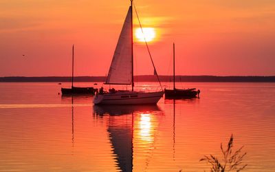 Abendstimmung Steinhuder Meer Sonnenuntergang am Steinhuder Meer mit Blick auf ein Segelboot und zwei Auswanderer