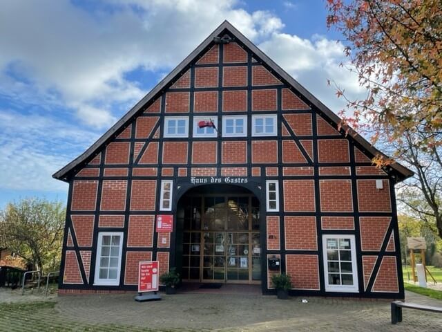 Fachwerkhaus auf dem Platz in der Ortsmitte