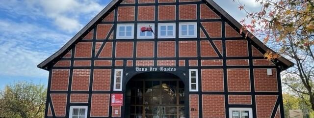 Fachwerkhaus auf dem Platz in der Ortsmitte