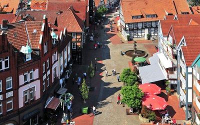 Luftbild der Wunstorfer Fußgängerzone Das Luftbild zeigt die Fußgängerzone von Wunstorf an einem sonnigen Tag