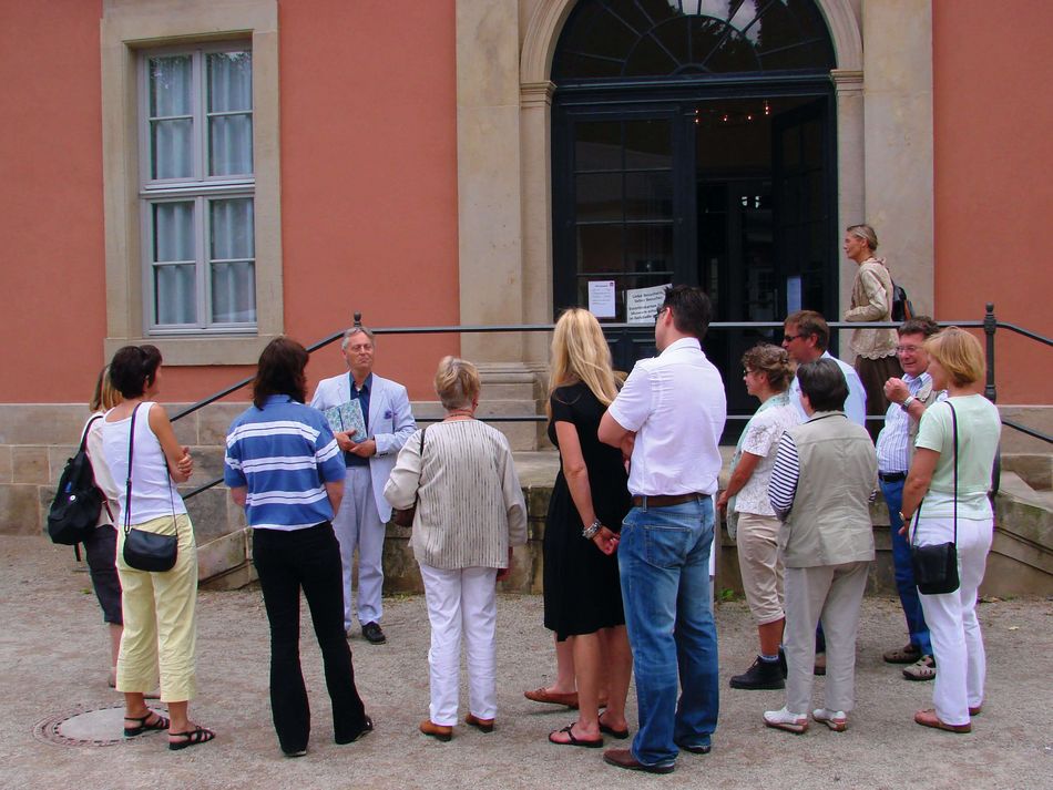 Gästeführungen Rehburg-Loccum Eine Gruppe steht vor der Romantik Bad Rehburg und lauscht der Führung