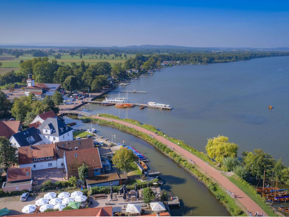 Promenade Steinhude Eine Luftaufnahme der Promenade in Steinhude an einem Sommertag