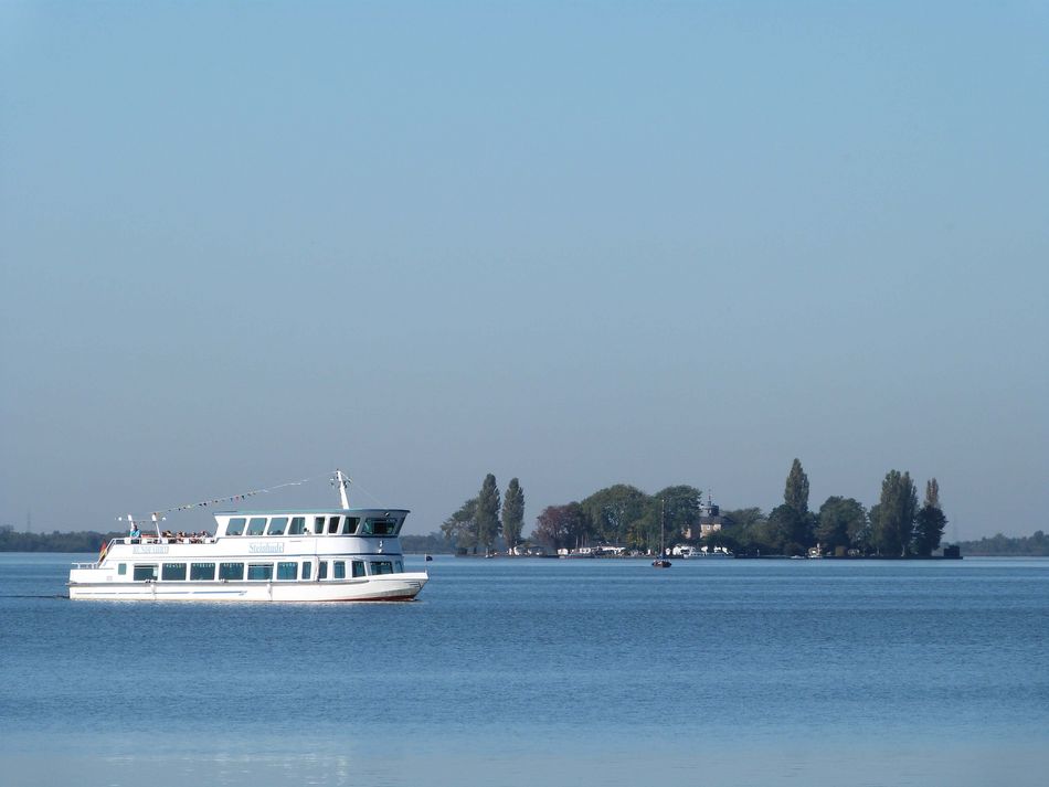 Steinhuder Personenschifffahrt Das Fahrgastschiff Steinhude und ein Auswanderer fahren vor der Insel Wilhelmstein auf dem Steinhuder Meer