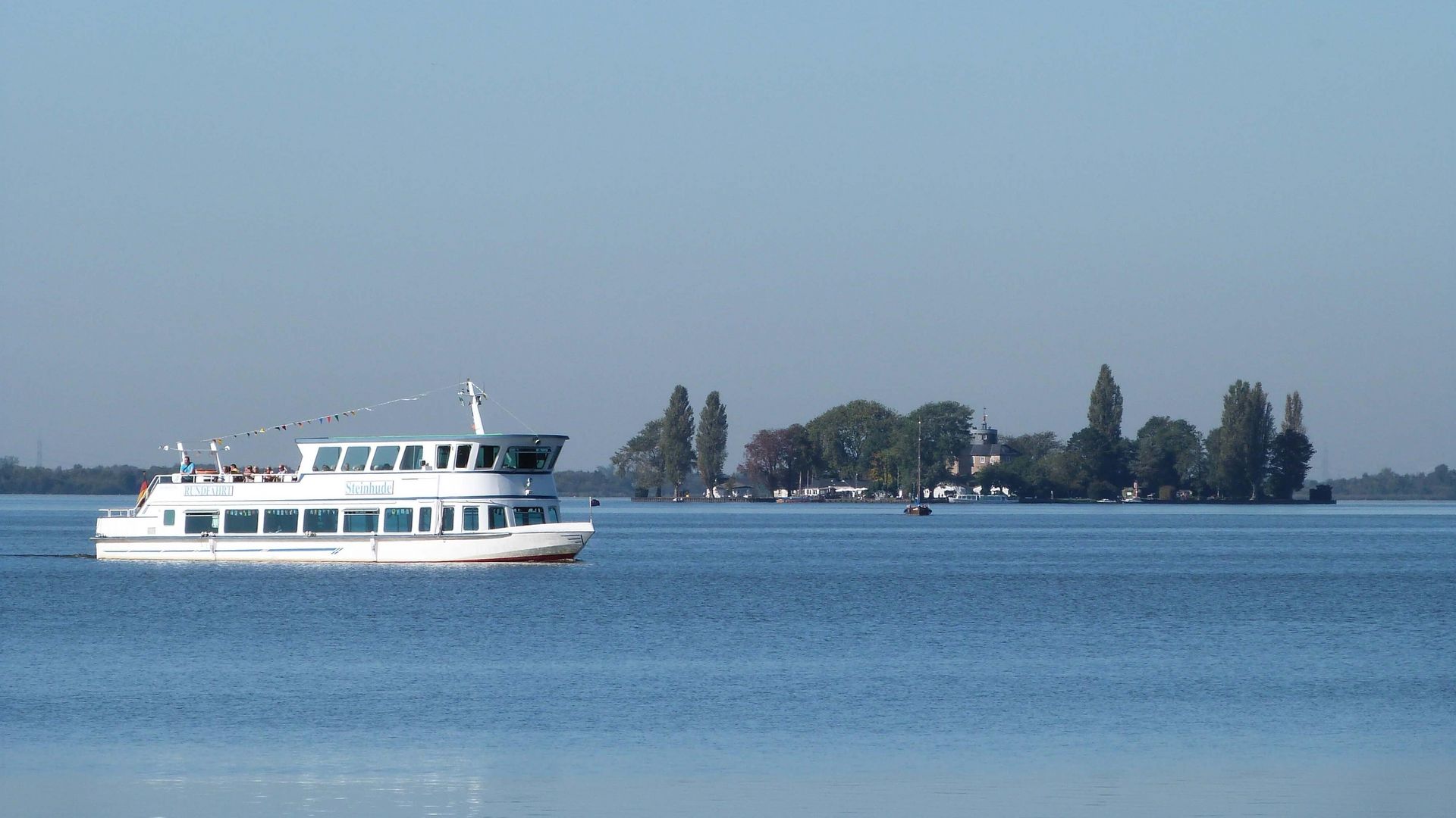 Das Fahrgastschiff Steinhude und ein Auswanderer fahren vor der Insel Wilhelmstein auf dem Steinhuder Meer