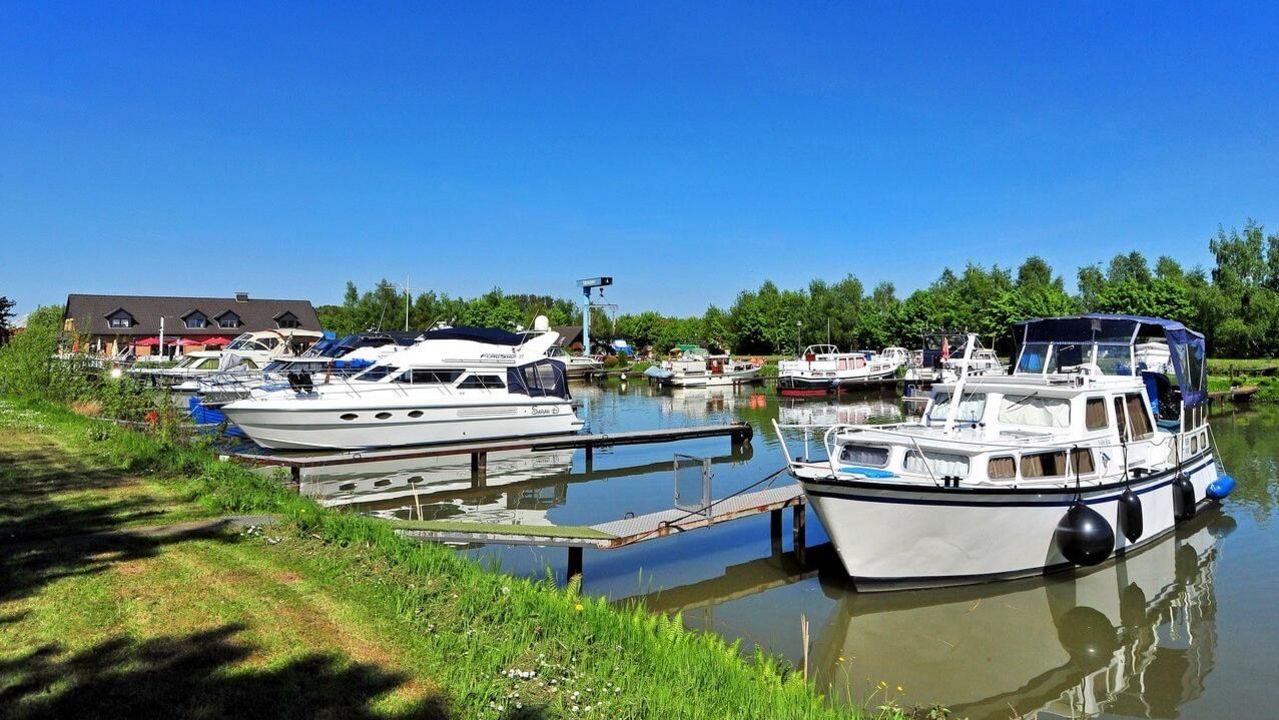 Idensen Yachthafen Am Idensener Yachthafen liegen Boote