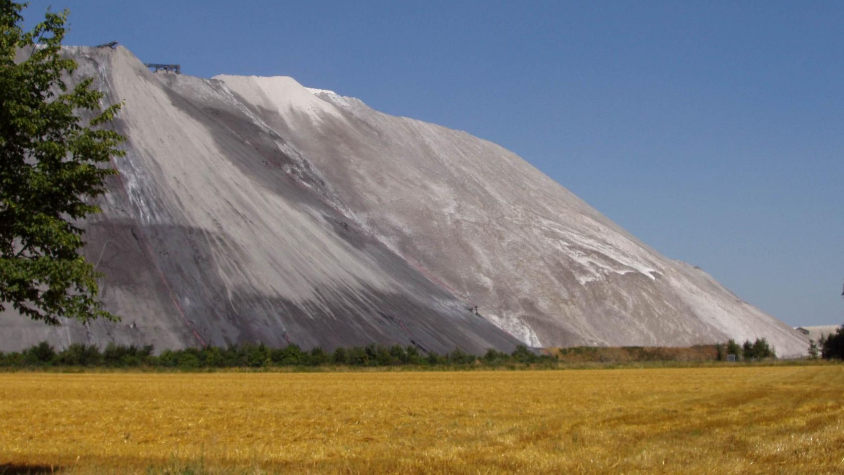 Blick vom Dorfplatz auf den Kaliberg Blick vom Dorfplatz in Mesmerode in Richtung Kaliberg