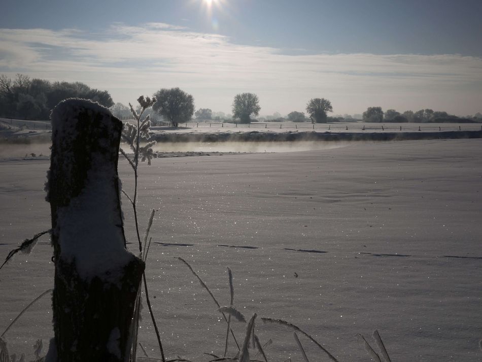 Die Leine im Winter Die Leine im Winter erstrahlt im Sonnenschein