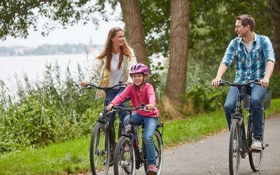 Familie Radfahren Spaß Eine Familie hat Spaß am Radfahren