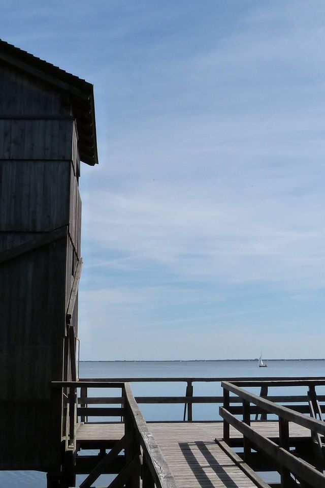 Aussichtsturm in Winzlar Blick über den Steg zum Aussichtsturm im Westenmeer bei Winzlar