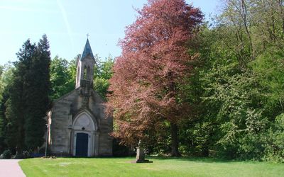Friederikenkappe Bad Rehburg Die historische Friederikenkapelle in Bad Rehburg zwischen einigen Bäumen.