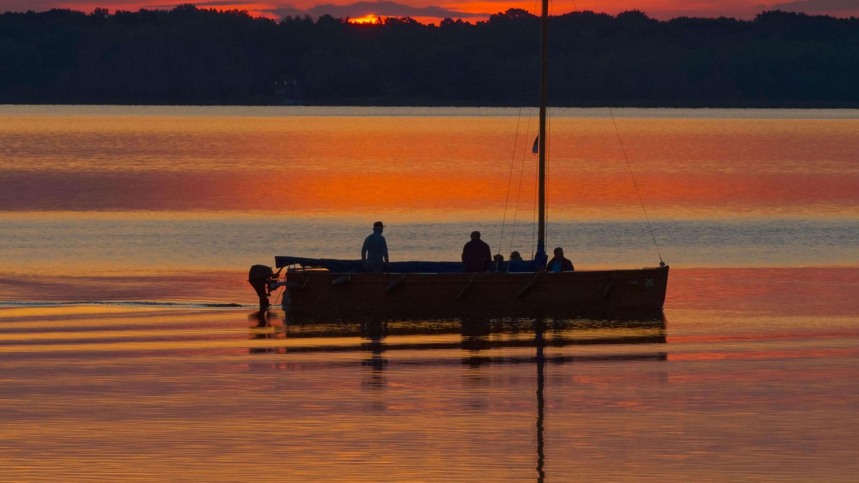 Eine Auswandererfahrt in den Sonnenuntergang Ein Auswanderer unternimmt eine Fahrt in den goldenen Sonnenuntergang