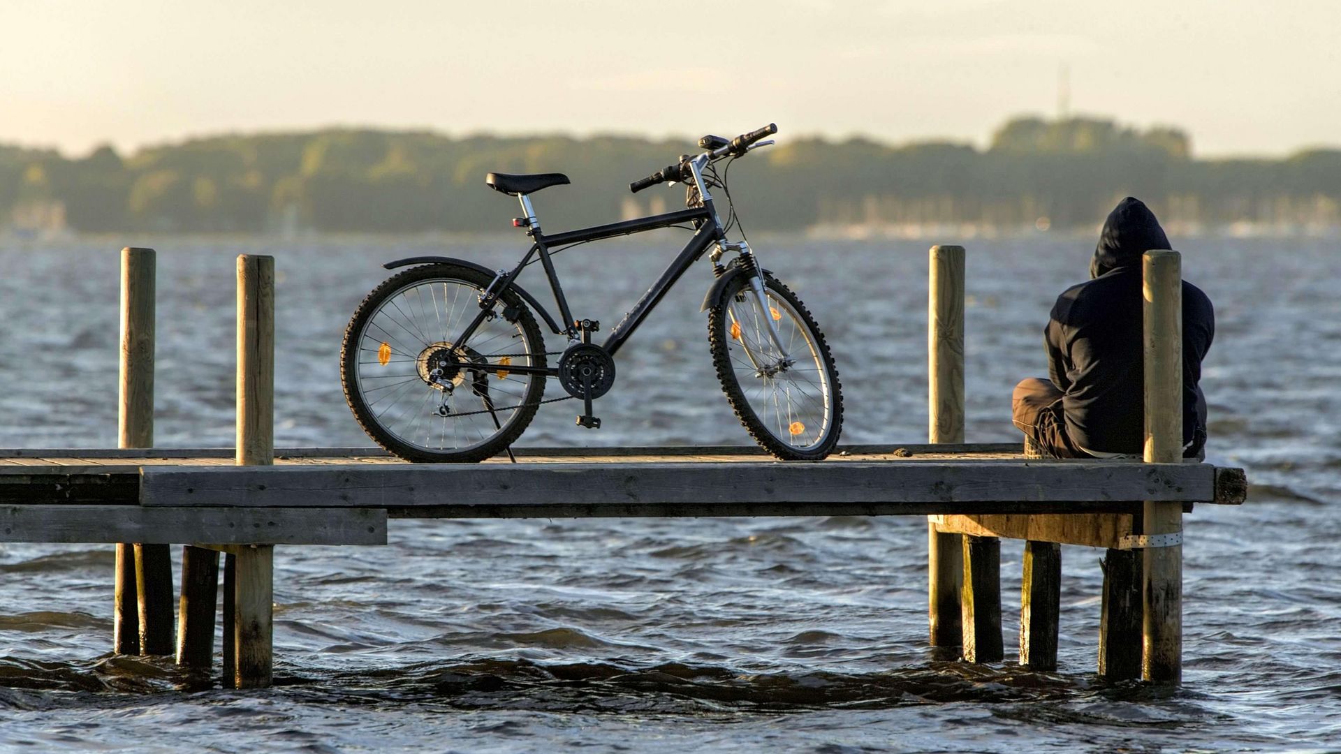 Ein Fahrrad steht auf einem Steg in Steinhude