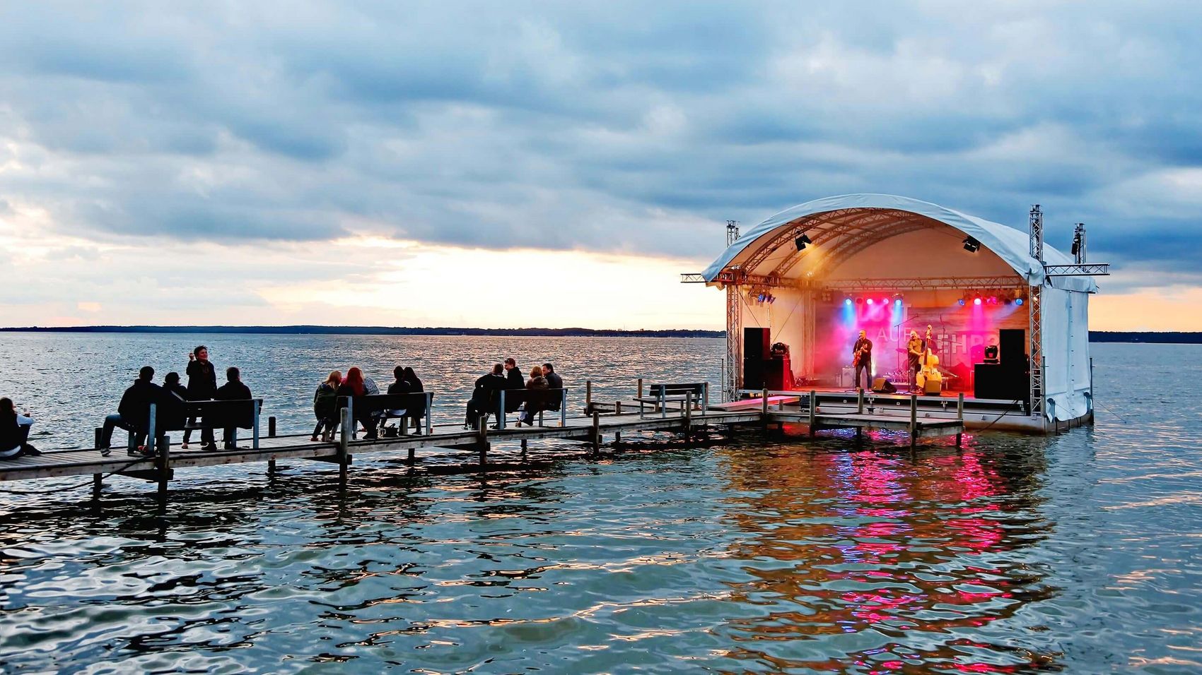 Die Seebühne Auf der Seebühne spielt eine Band auf dem Steinhuder Meer