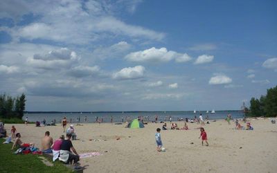 Badeinsel Steinhude im Sommer Zahlreiche Badegäste sonnen sich auf der Badeinsel Steinhude mit weißen Wolken im Hintergrund